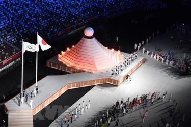 Quốc kỳ Nhật Bản (phải) và cờ Olympic tại lễ khai mạc Olympic Tokyo 2020 ở Tokyo, Nhật Bản, ngày 23/7/2021.