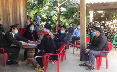 Cán bộ kiểm lâm huyện Văn Chấn tuyên truyền ký cam kết bảo vệ rừng, phòng cháy, chữa cháy rừng tới người dân.