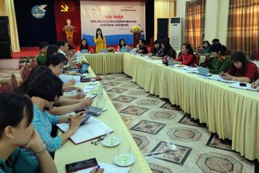Đồng chí Nguyễn Thị Bích Nhiệm - Chủ tịch Hội LHPN tỉnh phát biểu tại Hội thảo.