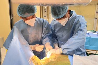 Khoa Nội tim mạch BVĐK Xuyên Á vừa phẫu thuật thành công cấy máy tạo nhịp tim cho bệnh nhân nam 50 tuổi.