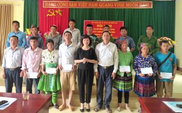 Đồng chí Trần Quỳnh Liên  - Phó tổng biên tập Báo Yên Bái tặng quà các hộ nghèo đặc biệt khó khăn của xã Sùng Đô.