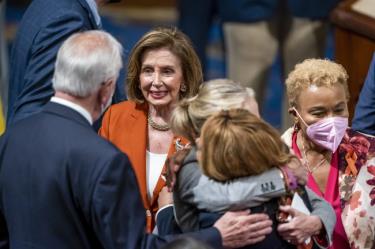 Chủ tịch Hạ viện Mỹ Nancy Pelosi cùng các hạ nghị sỹ sau khi thông qua dự luật kiểm soát súng đạn tại Điện Capitol ở Washington, ngày 24/6/2022.