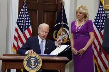 Tổng thống Biden ký ban hành luật kiểm soát súng đạn