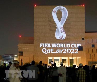 Logo Giải vô địch bóng đá thế giới của FIFA tại một tòa nhà ở Doha, Qatar, nước chủ nhà World Cup 2022.