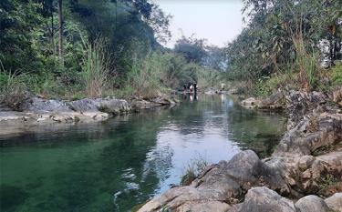 Thanks to environmental protection efforts, Huoi Luong stream in Lam Thuong commune of Luc Yen district remains clean and a much-loved tourist destination in summer.