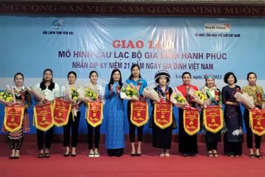 Lãnh đạo Hội LHPN tỉnh và Tổ chức tầm nhìn thế giới tại Việt Nam trao cờ lưu niệm cho 9 đội tham gia giao lưu.