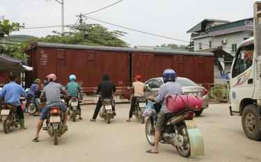 Một gác chắn đường ngang tại điểm giao cắt giữa đường sắt và đường bộ trên địa bàn thị trấn Mậu A, huyện Văn Yên.