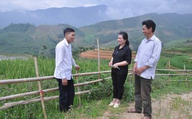 Trưởng thôn Lù A Dờ (bên phải) chia sẻ với lãnh đạo xã về khó khăn trong thiếu nước sản xuất.