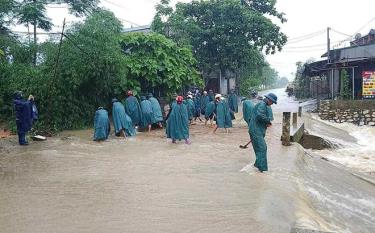 Dân quân xã Mường Lai, huyện Lục Yên khơi thông ngầm tràn Cốc Kè ở thôn 7 giúp người dân đi lại an toàn.