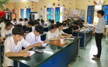 Học Sinh Trường THPT Mai Sơn tập trung ôn luyện trước kỳ thi.