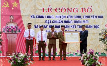 Phó Chủ tịch UBND tỉnh Ngô Hạnh Phúc trao bằng công nhận đạt chuẩn nông thôn mới cho xã Xuân Long.
