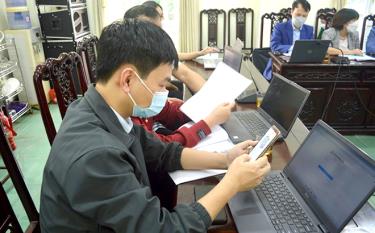 Các đảng viên Chi bộ trường THPT Chuyên Nguyễn Tất Thành cài đặt và sử dụng nền tảng số 