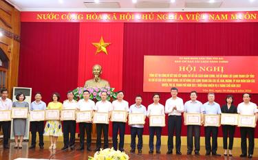 Đồng chí Trần Huy Tuấn - Phó Bí thư Tỉnh ủy, Chủ tịch UBND tỉnh tặng bằng khen cho các tập thể có thành tích xuất sắc trong thực hiện nhiệm vụ cải cách hành chính năm 2021.