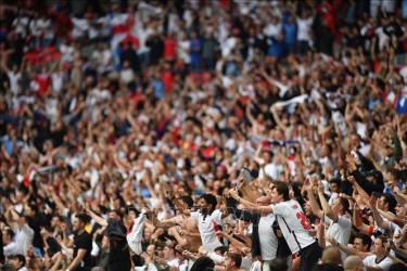 Cổ động viên Anh mừng chiến thắng sau trận gặp Đức ở vòng 16 đội, Vòng chung kết EURO 2020, trên sân vận động Wembley ở London, Anh, ngày 29/6/2021.