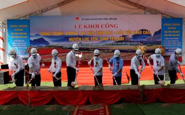 Secretary of the Yen Bai Party Committee Do Duc Duy and delegates at the ground-breaking ceremony for the Luc Yen-Bao Yen road on June 27.