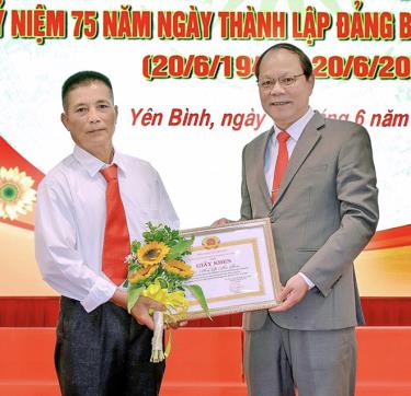 Là cá nhân tiêu biểu trong học tập, làm theo tư tưởng, đạo đức, phong cách Hồ Chí Minh, ông Lương Văn Hảo vinh dự được Huyện ủy Yên Bình tuyên dương trong đợt thi đua chào mừng 75 năm Ngày thành lập Đảng bộ huyện Yên Bình.