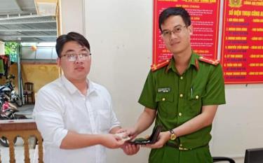 Anh Nguyễn Ngọc Hoan (SN 1982) cư trú tại tổ 4, phường Pú Trạng, thị xã Nghĩa Lộ bàn giao chiếc ví cho công an.
