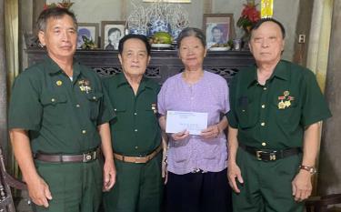Ông Nguyễn Văn Tỉnh – Chủ tịch Hội Cựu TNXP tỉnh thăm, tặng quà cho cựu TNXP Trần Thị Thái, xã Tuy Lộc (thành phố Yên Bái).