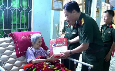 Đại diện lãnh đạo CHQS tỉnh tặng quà Mẹ Việt Nam Anh hùng và gia đình các thương binh, bệnh binh.