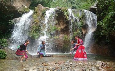 Du khách tham quan một thác nước đẹp tại xã Nà Hẩu, huyện Văn Yên.