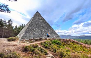 Kim tự tháp Balmoral thu hút du khách trong và ngoài nước đến tham quan.