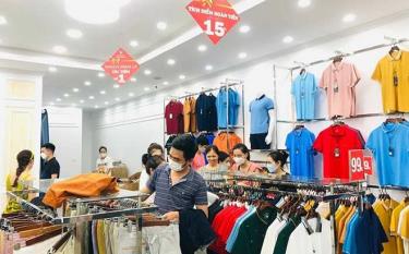 Clothing stores sell diverse designs of made-in-Vietnam products attractive to consumers.