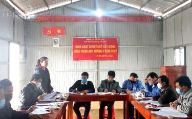Lãnh đạo Ban Tuyên giáo Huyện ủy Mù Cang Chải dự sinh hoạt chuyên đề về xây dựng nông thôn mới ở bản Háng Đề Chu.