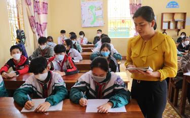 Cô giáo Lê Minh Huệ tận tình hướng dẫn học sinh ôn luyện.