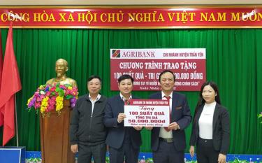 Ủy ban MTTQ huyện Trấn Yên tiếp nhận tiền hỗ trợ hộ nghèo.