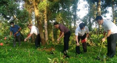 Các đồng chí lãnh đạo huyện Trấn Yên tham gia khởi công công trình.