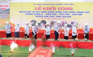 Secretary of the Yen Bai Party Committee Do Duc Duy and leaders of the province and Van Yen district broke the ground to launch the project.