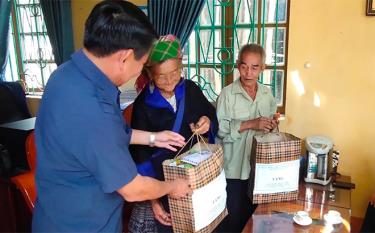 Lãnh đạo huyện Mù Cang Chải tặng quà bà Vàng Thị Pàng, vợ liệt sĩ ở bản Háng Đề Đài, xã Khao Mang.