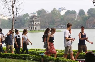Khách du lịch nước ngoài tại khu vực hồ Hoàn Kiếm, Hà Nội. Ảnh tư liệu