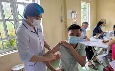 Người lao động được tiêm vắc xin phòng COVID-19 tại Trung tâm Y tế huyện Trấn Yên.