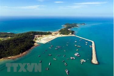Cô Tô có 50 đảo lớn, nhỏ, là đảo tiền tiêu thuộc vùng Đông Bắc của Tổ quốc có vị trí địa lý và quốc phòng, an ninh quan trọng.