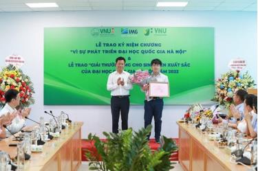GS.TS Lê Quân (bên trái), Giám đốc ĐH Quốc gia Hà Nội trao học bổng cho Ngô Quý Đăng