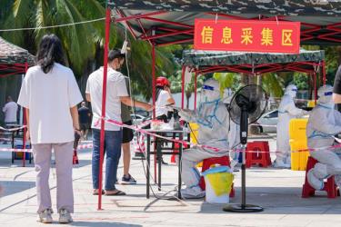 Người dân xếp hàng chờ xét nghiệm COVID-19 tại thành phố Tam Á, Trung Quốc, ngày 8/4/2022.