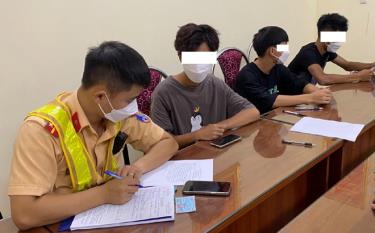 Đội CSGT trật tự, Công an huyện Văn Yên lập biên bản xử lý các trường hợp vi phạm.

