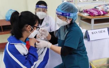 Cán bộ y tế tiêm vắc-xin phòng Covid-19 cho trẻ từ 5 đến dưới 12 tuổi trên địa bàn thành phố Yên Bái.