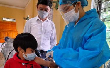 Trẻ em được tiêm chủng mũi 2 vacxin Covid-19 tại thị trấn Mậu A, huyện Văn Yên.