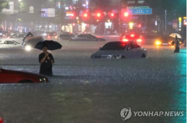 Ngập nặng tại khu vực gần ga Daechi, quận Gangnam, Seoul khiến nhiều người dân phải bỏ lại phương tiện giao thông trên đường.