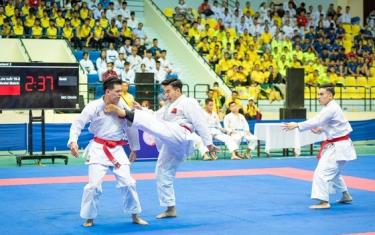 VĐV karate nam thi đấu chung kết nội dung kata đồng đội tại lễ khai mạc giải vô địch karate trẻ quốc gia 2022.
