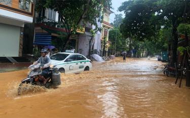 Người dân cần chủ động ứng phó với mưa lớn gây ngập úng cục bộ các đường phố trong thành phố Yên Bái.