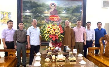 The provincial working team presented flowers to the Executive Council of the Yen Bai Buddhist Sangha.