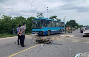 Hiện trường vụ tai nạn khiến 2 thanh niên tử vong sau khi va chạm với xe buýt ở QL32.