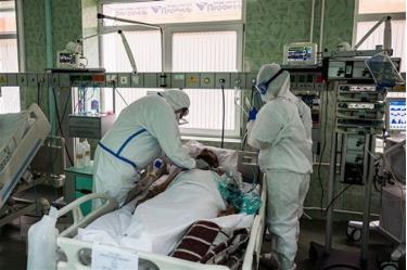 Điều trị cho bệnh nhân nhiễm COVID-19 tại bệnh viện ở Moskva, Nga. (Ảnh: AFP/TTXVN)
