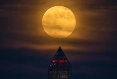 Một siêu trăng mọc trên đỉnh Đài tưởng niệm Washington - Ảnh: NASA
