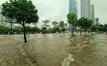 Đường Dương Đình Nghệ (Cầu Giấy, Hà Nội) ngập sâu trong nước vào sáng 12-8 do mưa lớn sau bão số 2.