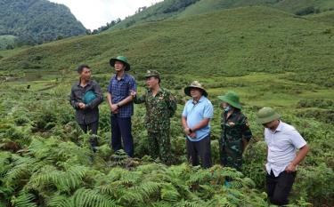 Lãnh đạo tỉnh cùng đoàn công tác và huyện Mù Cang Chải kiểm tra tại  điểm Tà Cua Y