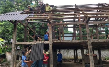 Cán bộ, nhân dân xã Sơn Lương, huyện Văn Chấn giúp hộ nghèo sửa chữa nhà ở.